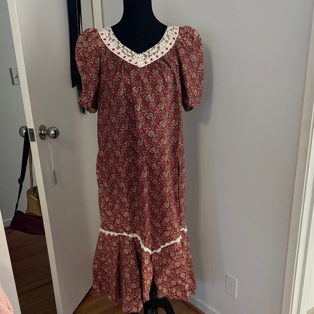 Vintage Floral mu’umu’u with Lace Trim